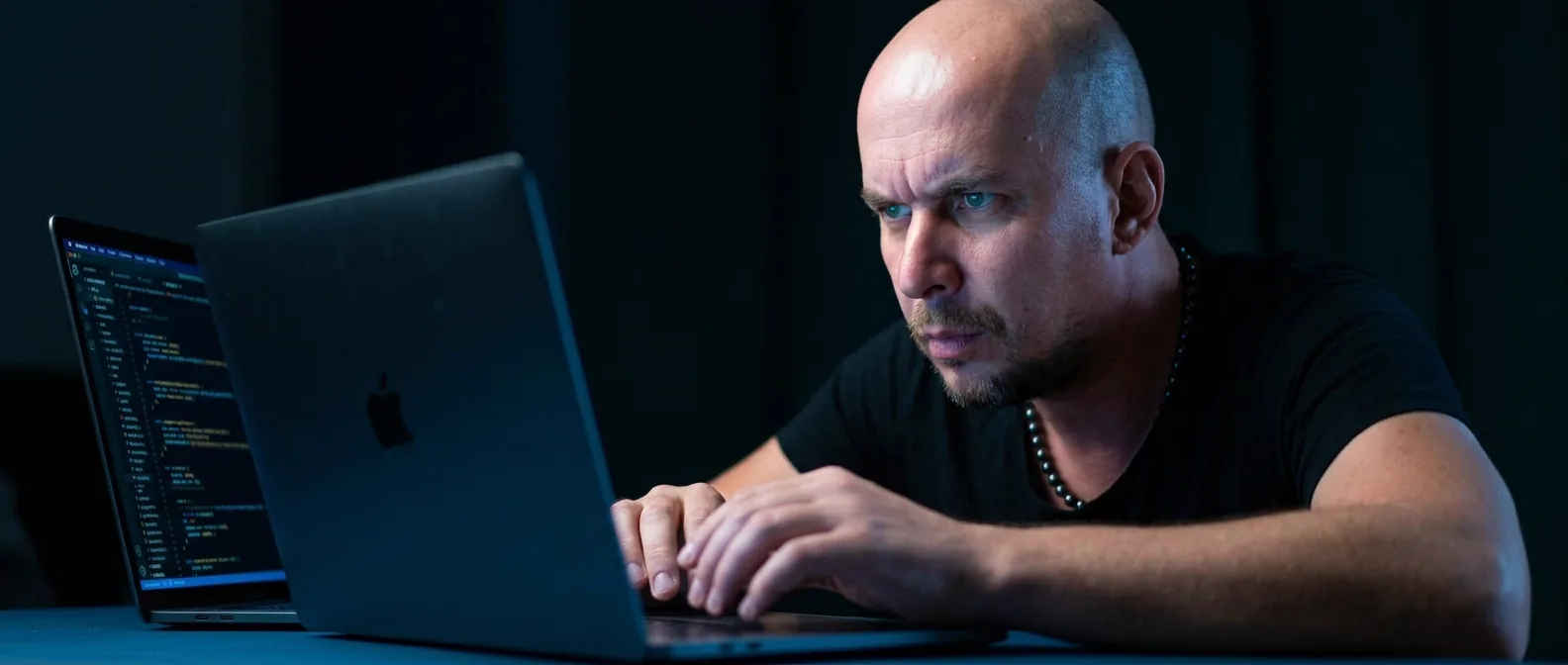 Специалист студии «Эдисон» за работой — настройка карточки в Яндекс Бизнес